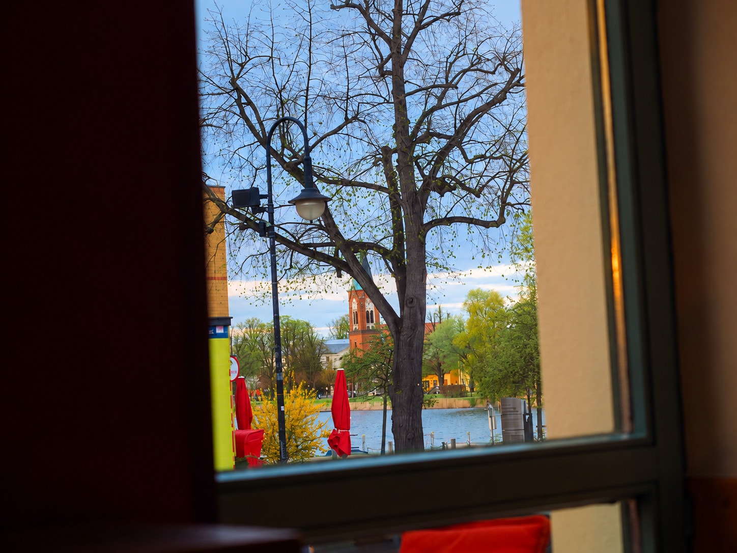 View from the restaurant window onto trees, street lamps and the water